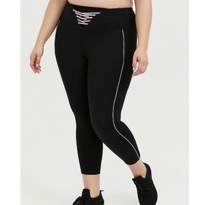Torrid Lattice Front Crop Active Legging w/Pockets